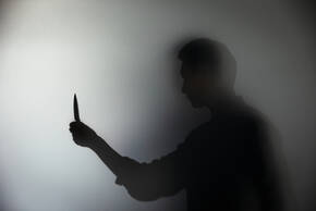 上海一男子持刀砍人致9伤，精神病人持刀伤人怎么处理？