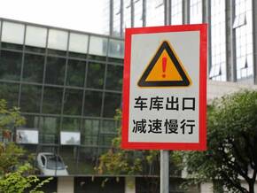 交通事故诉讼费由谁承担，收费标准是怎样的