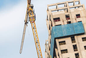 建设施工合同由谁编写