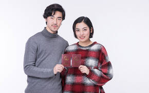 不领结婚证房产证可以写两个人名字吗