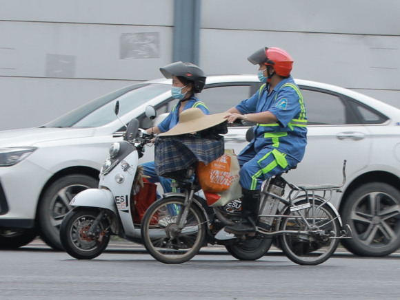 骑电动车逆行